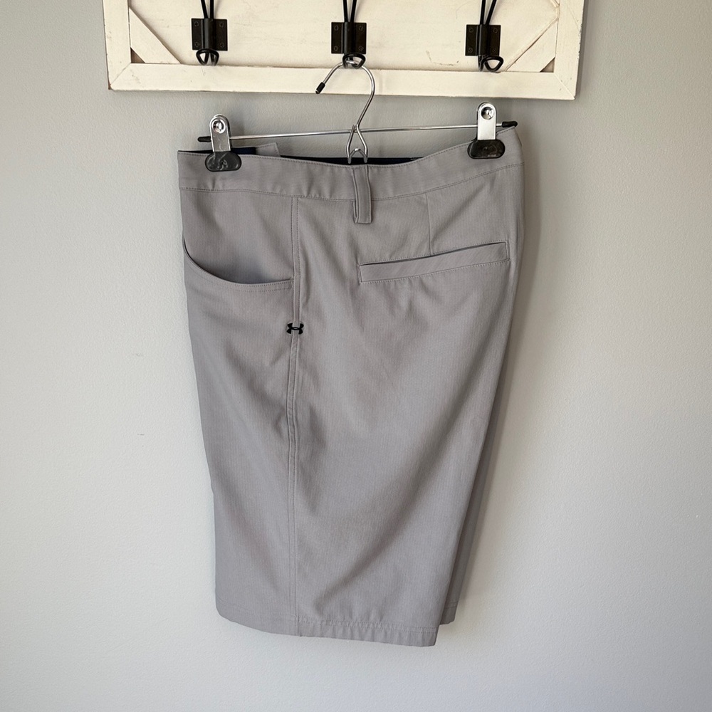Under Armour Men's Light Gray Athletic Shorts